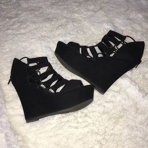 Black wedges